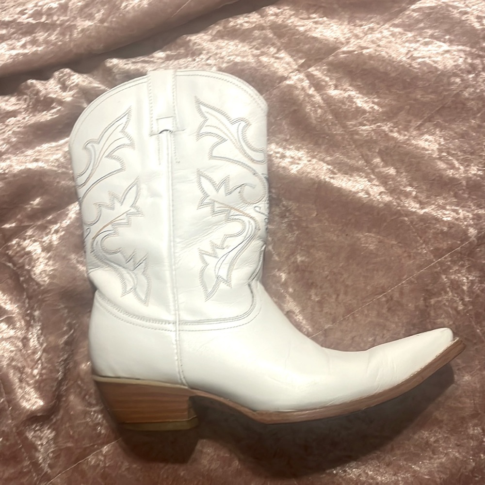 Lightly worn, pointed toe.